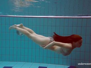 Legmelegebb csaj -ban megy ahead úszás medence completely meztelen