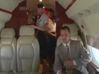 Geidulingas stewardesses žįsti jų clients sunkus putz apie as plane