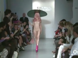 Mode modelle catwalk zusammenstellung