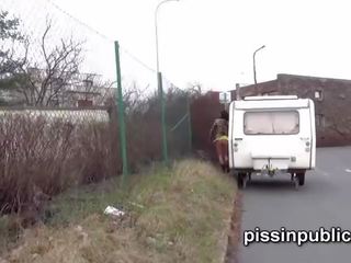 Reckless merginos managed į rasti a saldus spot į myžti tarp parked cars