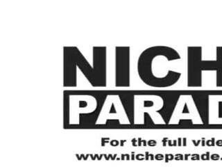 Niche parade - young&comma; competitive pornósztárok jocelyn kő és kira perez belép vetélkedés hogy talál ki aki tud vezet egy lad elélvezés gyorsabb -val azok kéz