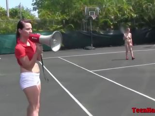 Concupiscent vysoká škola násťročné lesbičky hrať nahé tenis & užívať si pička výprask zábava