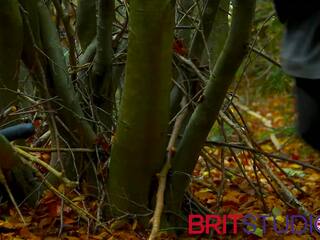 Britisk 18 år olds første noensinne skitten film scene - den dildo i den skogen