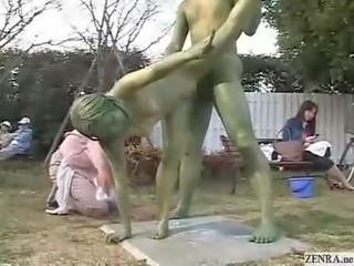 Green japonská zahrada statues souložit v veřejné